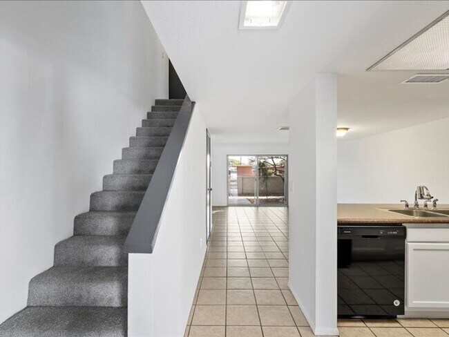 Building Photo - Charming 2BR Condo in Tempe