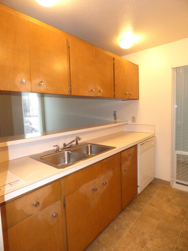 Building Photo - Rent Special: 1/2 Off April's Rent!! - Downstairs 2 Bedroom Unit