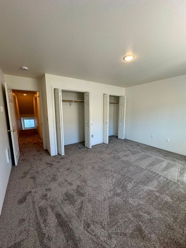 Building Photo - 2 Bedroom Townhouse