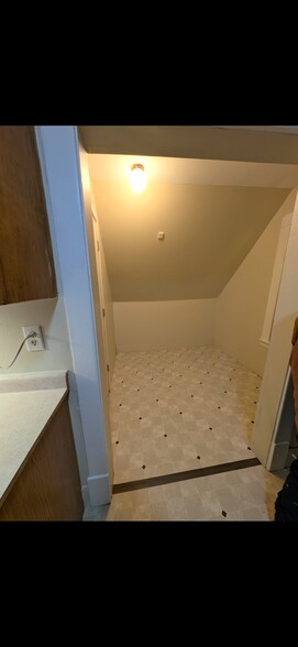 Building Photo - 609 6th Ave NE