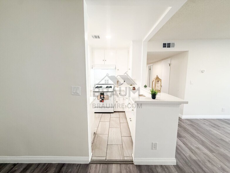 Building Photo - 6041 Whitsett Ave