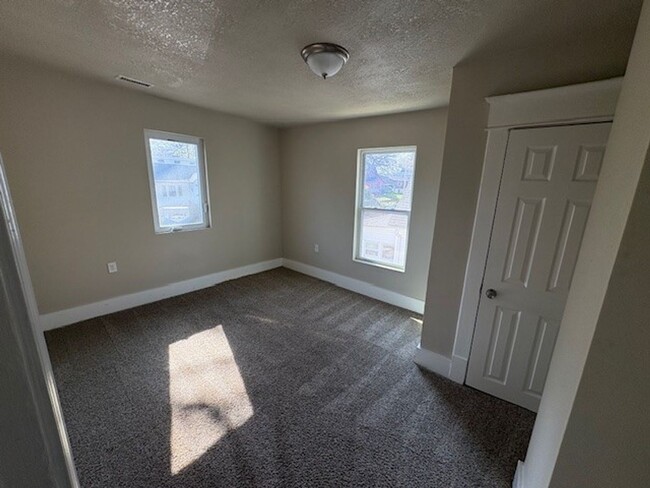 Building Photo - Stunning 4 Bed Home West of Drake