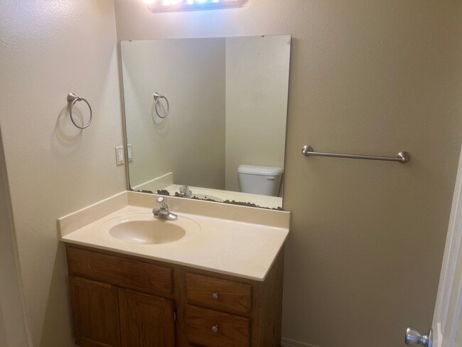 Building Photo - 2 Bed 1 Bath Duplex