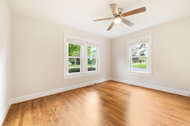 Building Photo - Available now! Lovely 3 bed/1 bath Home in...