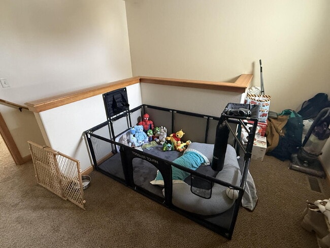Building Photo - "Spacious 3-Bed & 2.5 Baths in 1700 Sq Ft!"