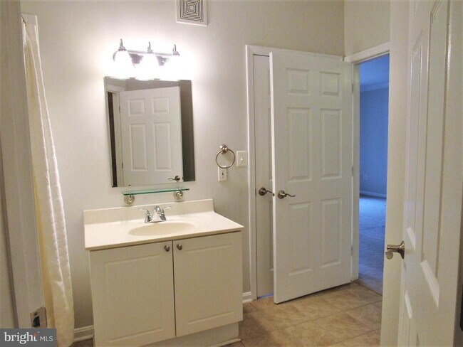 Building Photo - Gorgeous condo in a great location!