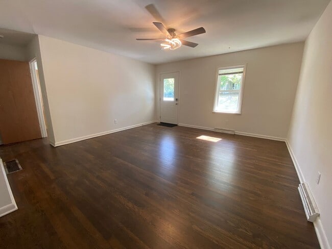 Building Photo - Convenient 2BR Rental Near Amenities: Your...
