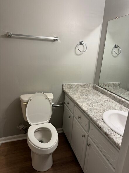 Building Photo - 120 Pineview Rd