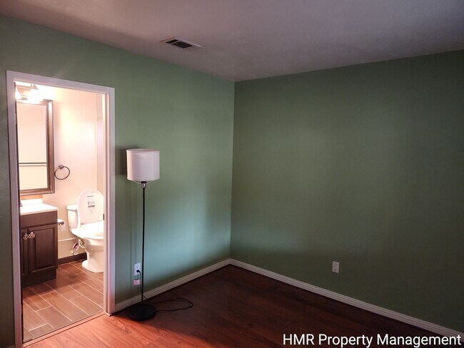 Building Photo - House on cul-de-sac with big back yard