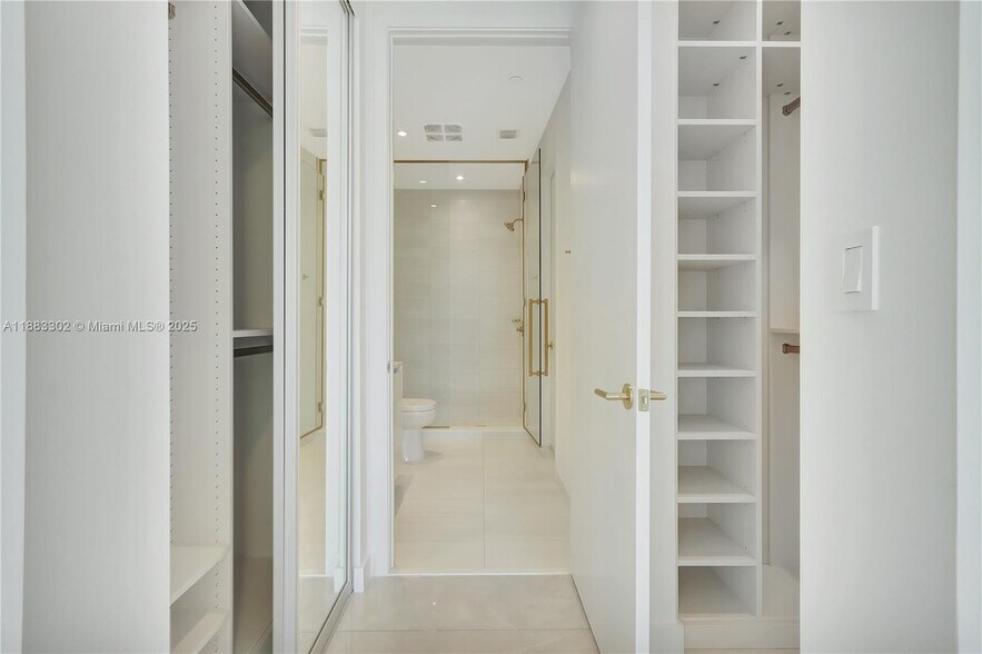 Building Photo - 2655 S Bayshore Dr