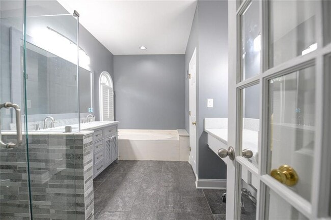 Building Photo - 304 Bridle Path
