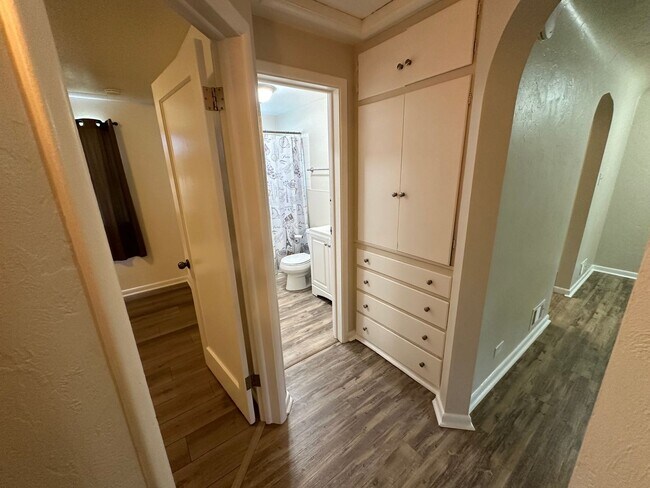 Building Photo - Recently updated 2-bedroom, 1-bath unit in a well-maintained Englewood fourplex w/ a shared yard!...