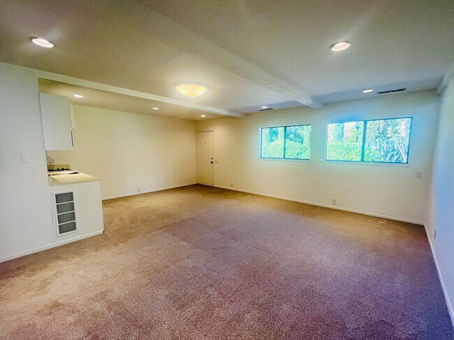 Building Photo - Extraordinary home with expansive yard on a flag lot in Mountain View.  Great Location and Schools.