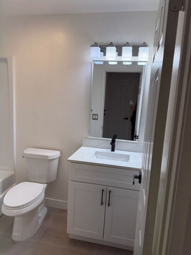 Building Photo - Valley Hi / N. Laguna 2 Bdrm 1 bath half-plex