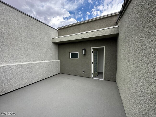 Building Photo - 1180 Blossom Pt St