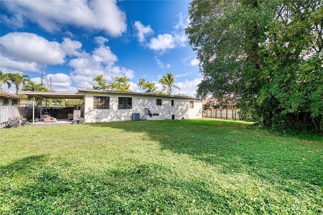 Building Photo - 6550 SW 27th St