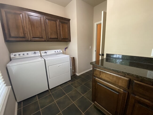 Building Photo - 3817 Kings Canyon Rd