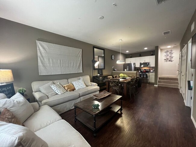 Building Photo - 8932 Shine Dr