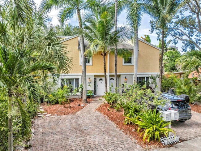 Building Photo - 307 SW 11th Ct