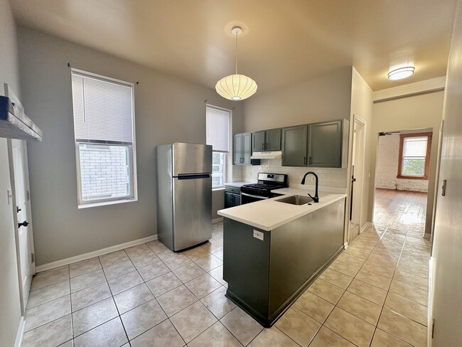 Building Photo - 851 N Ashland Ave