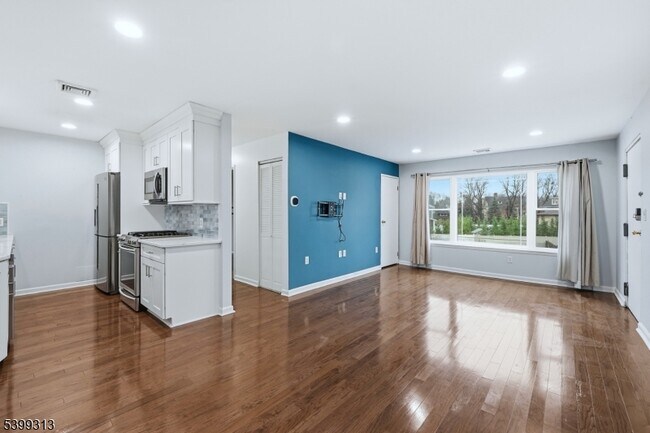 Primary Photo - 253 Park Ave