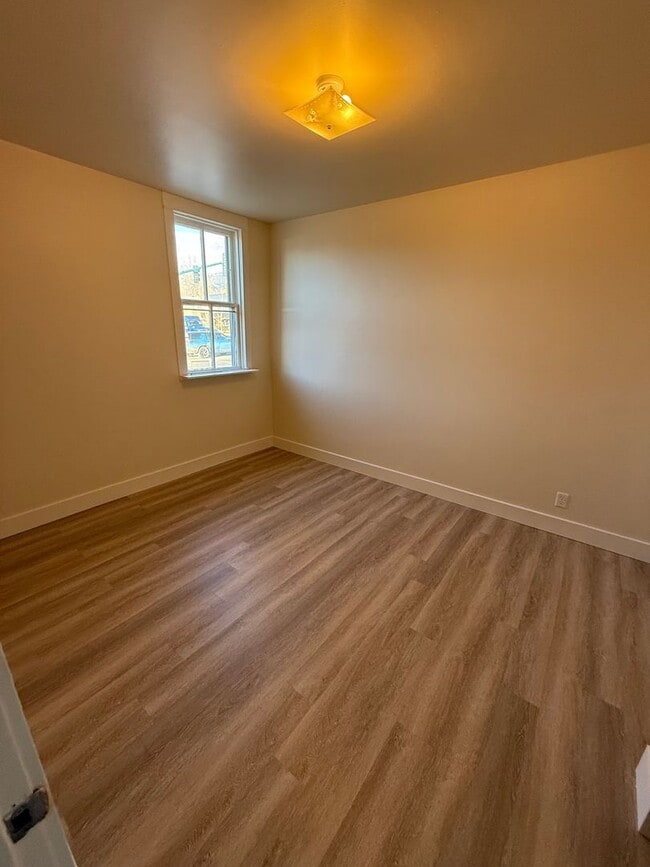 Building Photo - 316 E Peach St