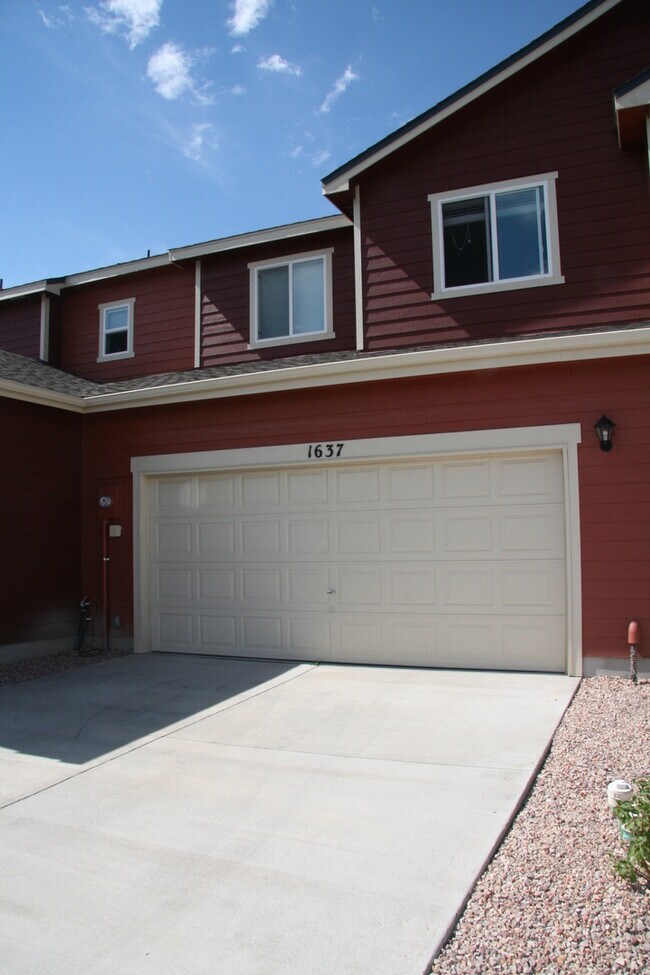Building Photo - Two Story Townhouse in Old Colorado City!