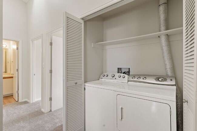 Building Photo - Upgraded 3-Bed Townhome Just Minutes from ...