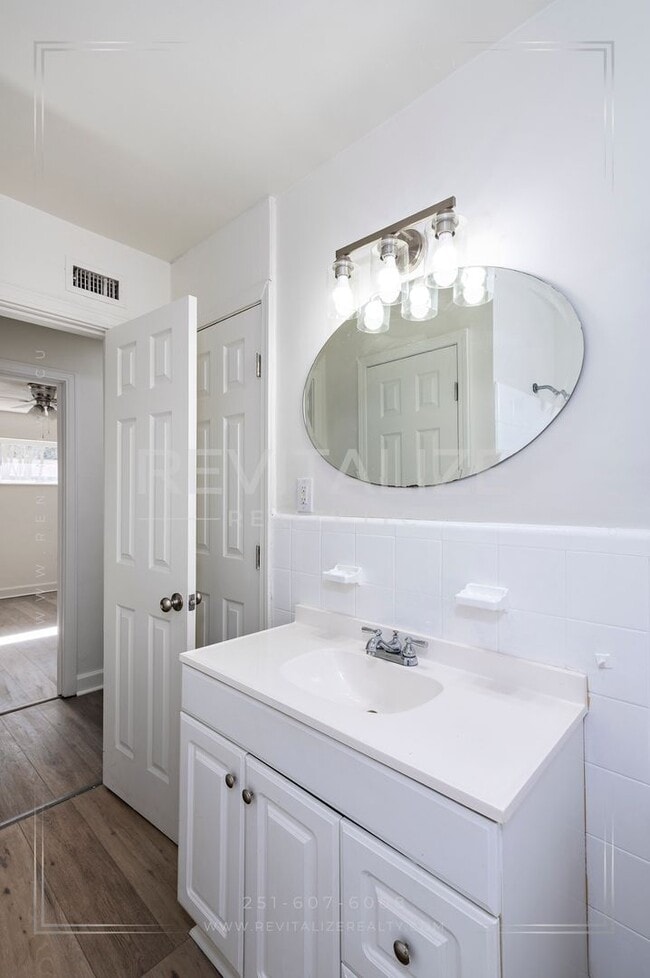 Building Photo - Fully Renovated 3 Bed 2 Bath Home!