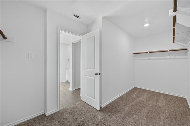 Building Photo - 717 Sweet Pea Dr