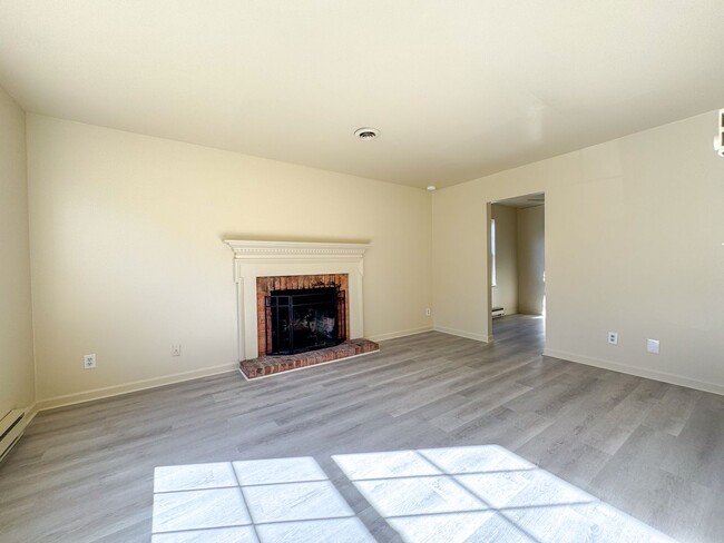 Building Photo - 3Bedroom/1.5Bath Charlottesville Townhouse...