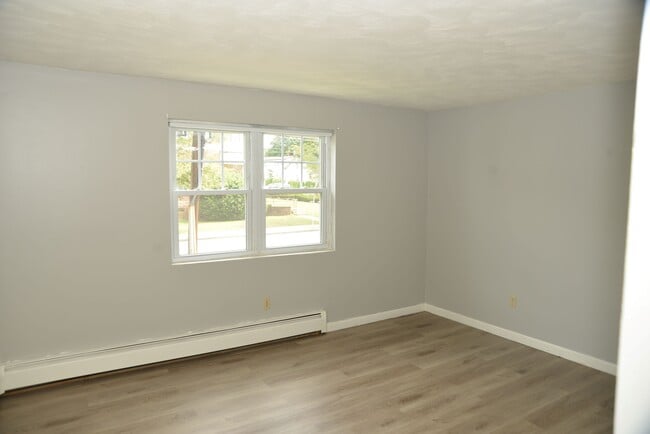 Spacious master bedroom - 924 Main St