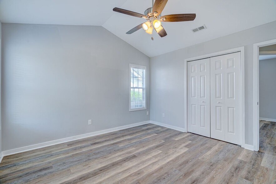 Building Photo - 305 Hixon Pl