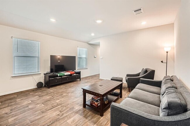 Building Photo - 190 Frogmore Lp