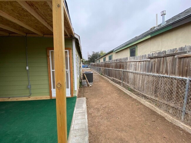 Building Photo - 305 W Ash St