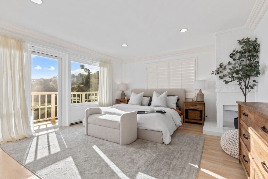 Building Photo - 2019 Sunset Plaza Dr