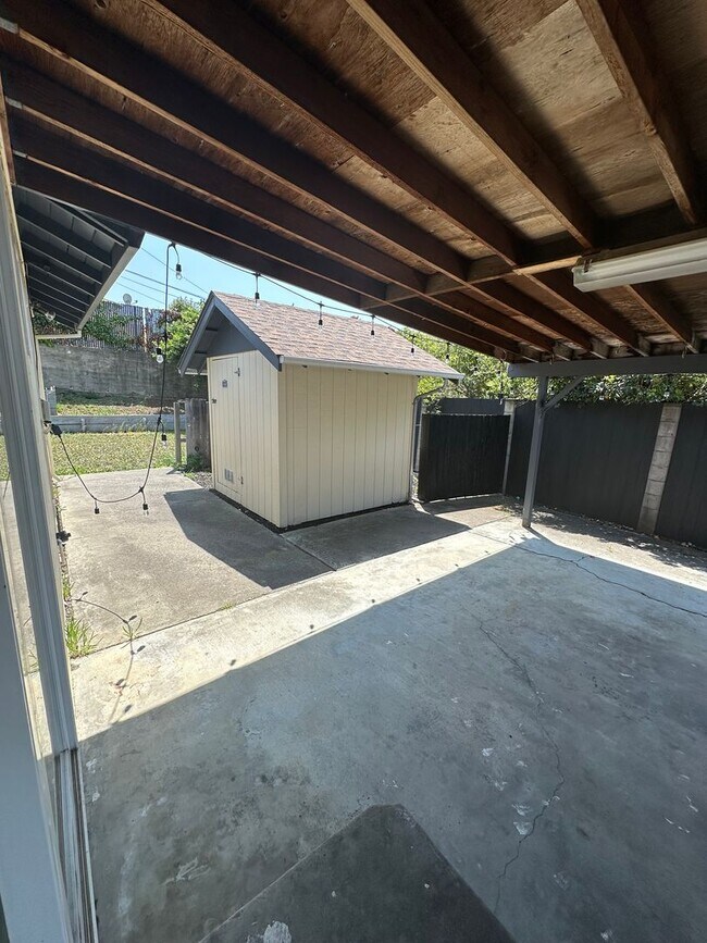 Building Photo - Charming & Cheery 3-Bedroom 2bathroom home...