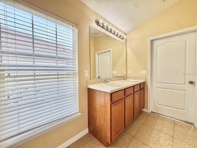 Building Photo - 7001 Interbay Blvd