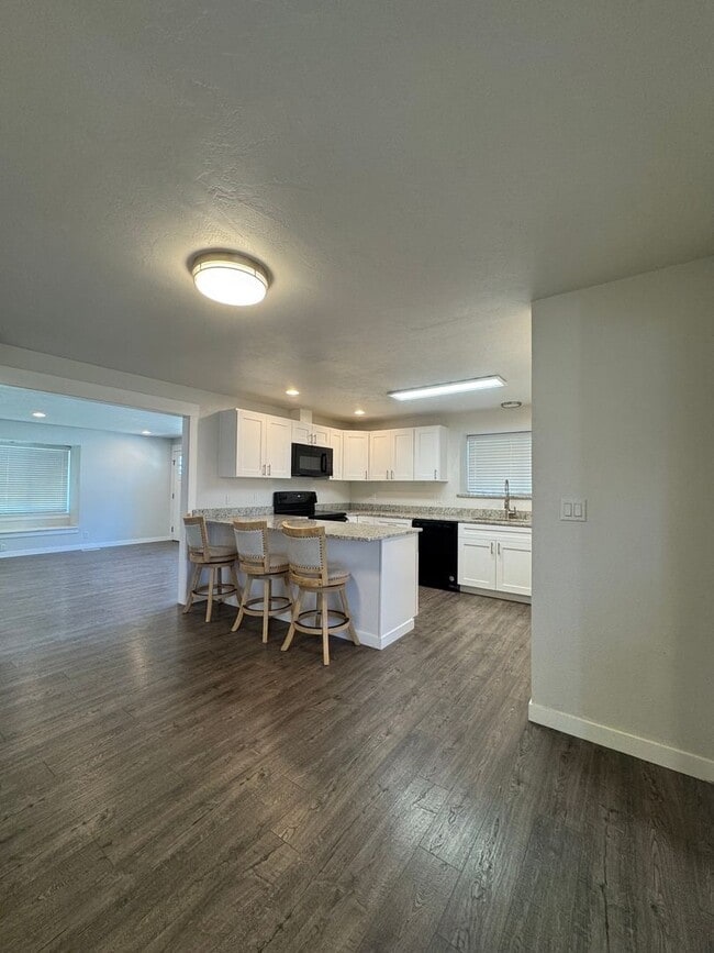 Building Photo - Spacious 4 Bed, 3 Bath House for Rent