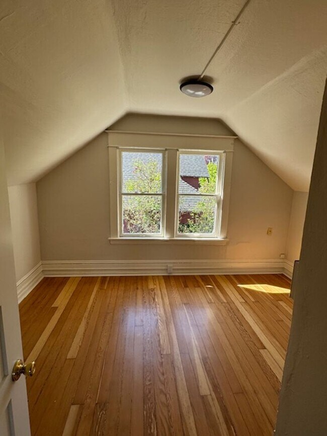 Building Photo - No Security Deposit W/ Rhino! Charming Alb...