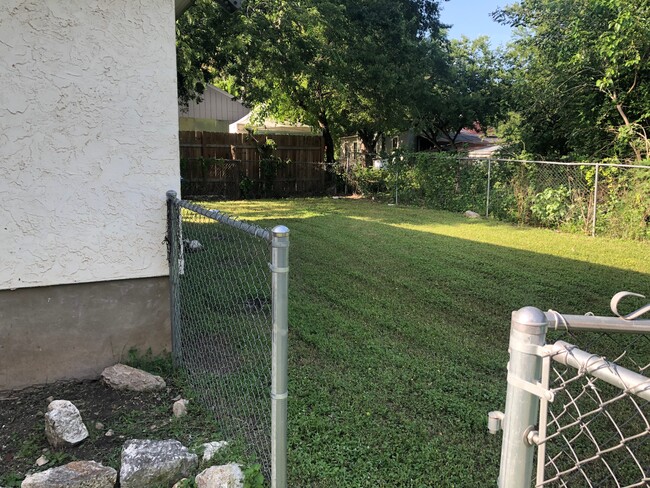 Private fenced Yard - 114 Poppy St