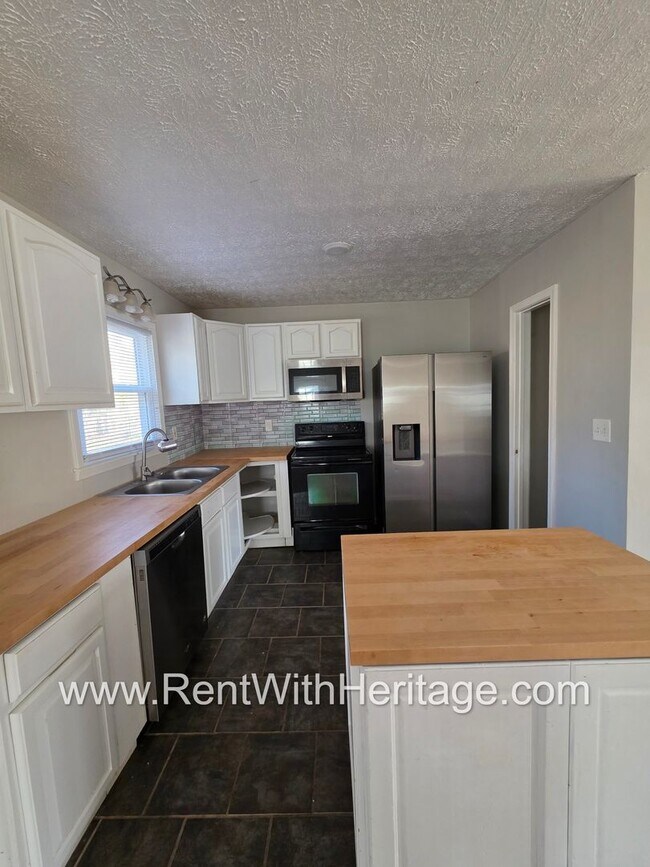 Building Photo - Georgous 3 Bedroom, 2 Bath home with lots of upgrades