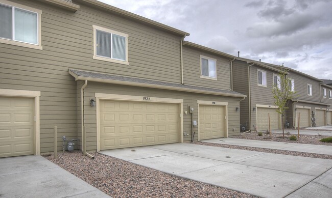 Building Photo - Beautiful Townhome!