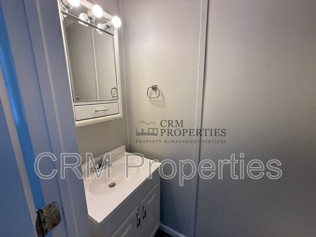 Building Photo - 513 James Dr