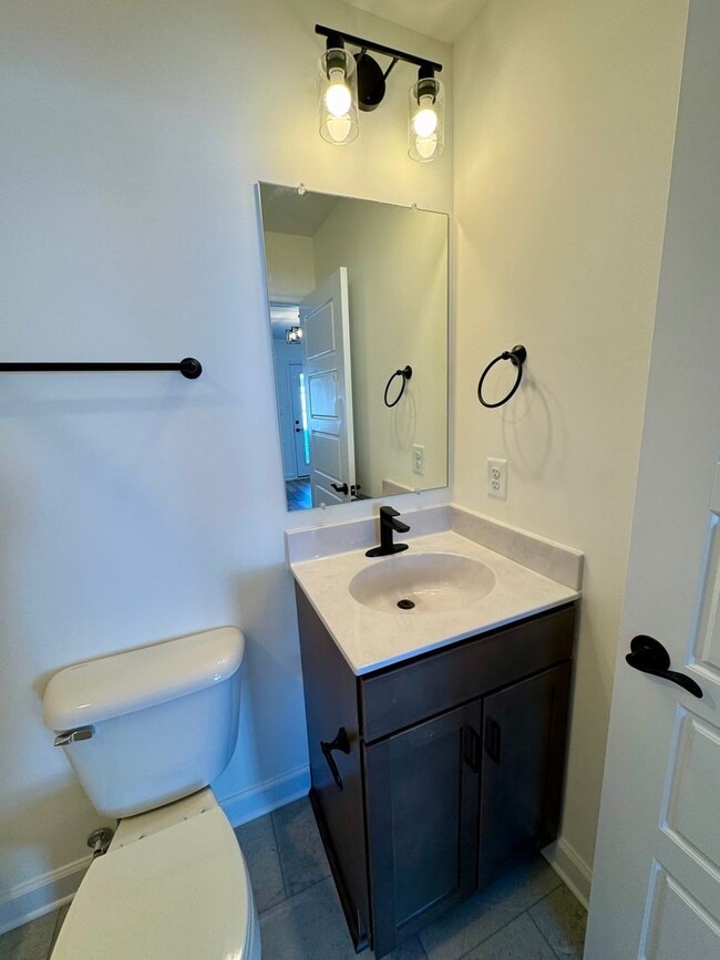 Building Photo - Like New Townhouse for Rent in Congers Creek