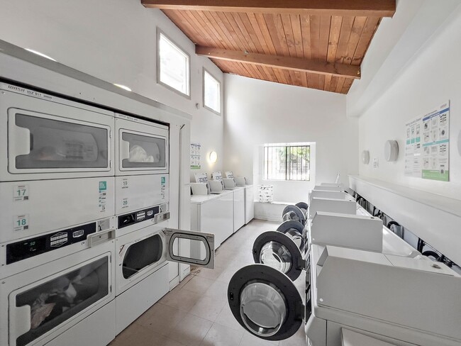 Building Photo - 1 bedroom 1 bath condo in heart of Silicon Valley.