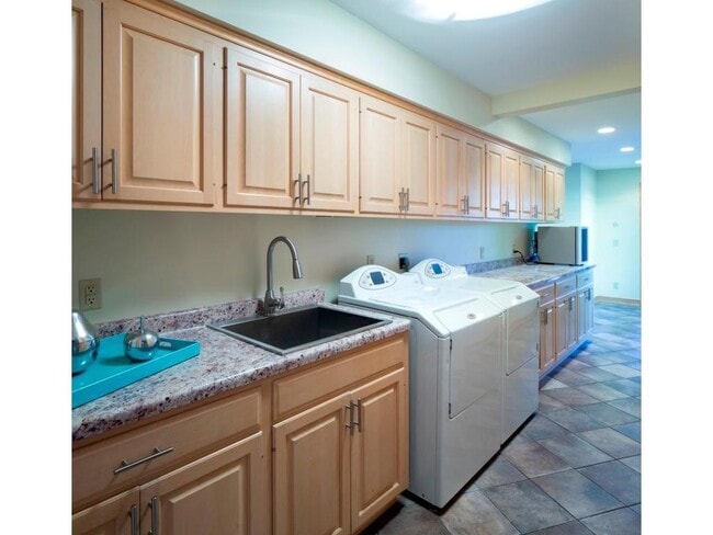 Building Photo - 1215 Oakview Rd