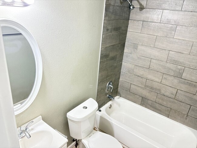 Building Photo - 2bed/1 Bath - Available JULY