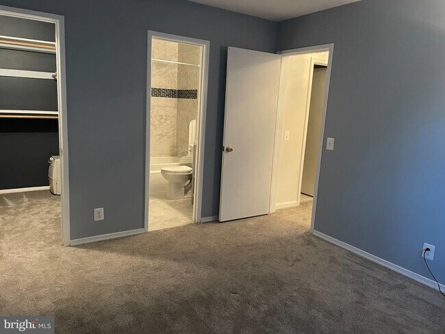 Building Photo - 2615 Glengyle Dr