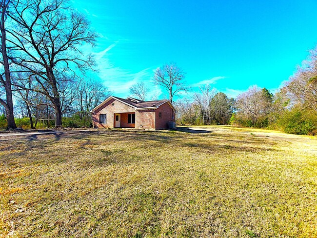 Building Photo - Welcome to this charming 2 bedroom, 2 bathroom home in Henderson, Texas!